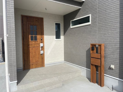【エントランス】 | いろどりアイタウン富里市七栄６号棟 | 即日のご見学も可能です。お気軽に0476-37-3888までお問合せ下さい。