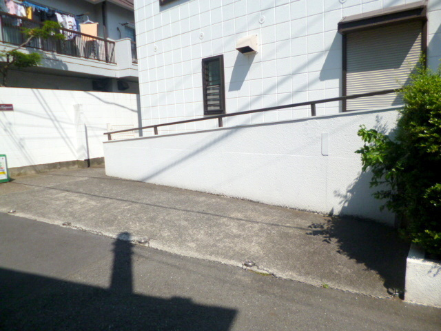 ファミーユ・ウールーズのエントランス|敷地内駐車場もございます。※要空き確認