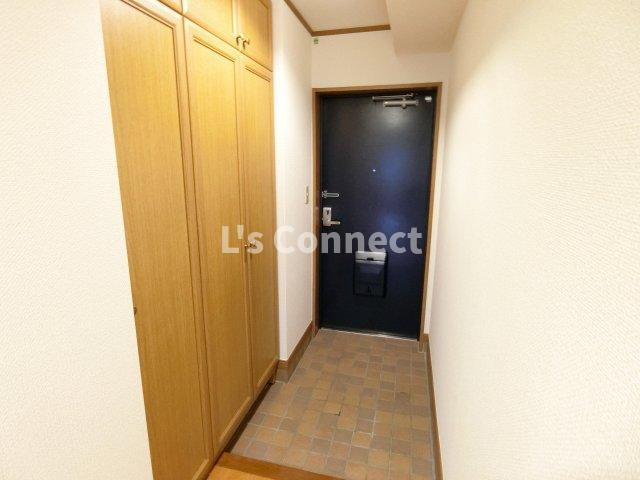 【玄関】 | グランビュー八乙女中央 | 背の高い下駄箱で靴も収納できます。