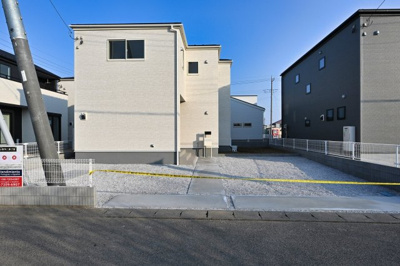 【駐車場】 | Livele Garden.S　大泉町第5仙石 | 並列駐車可能なカースペースです！お客様も遊びに来やすいですね♪