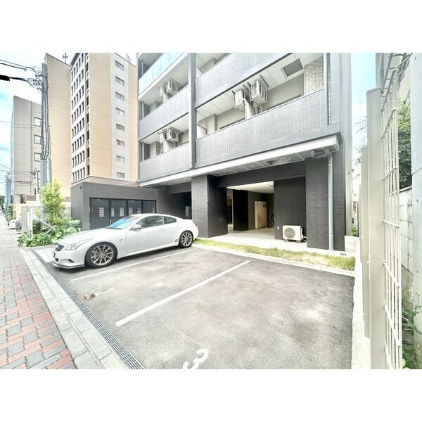 エスリード上前津テルツェの駐車場