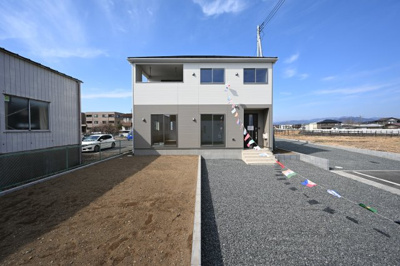 【外観】 | Cradlegarden　太田市藪塚町 第9　3号棟 | 住民専用の街区内道路は車の通り抜けがないので安全です