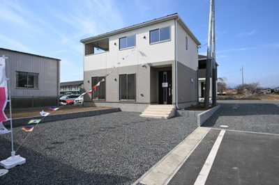 【外観】 | Cradlegarden　太田市藪塚町 第9　3号棟 | 青空に映える高級感のあるエクステリアです。
ぜひ一度ご見学ください！