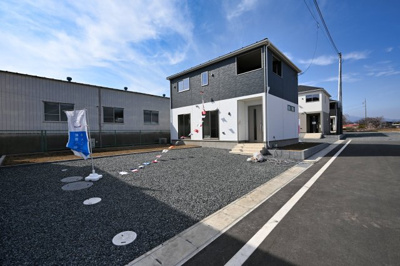 【外観】 | Cradlegarden　太田市藪塚町 第9　2号棟 | 青空に映える高級感のあるエクステリアです。
ぜひ一度ご見学ください！