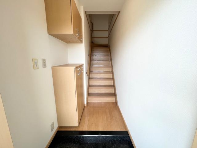 ＡＮＤ　ＯＮＥ　東棟の玄関|玄関