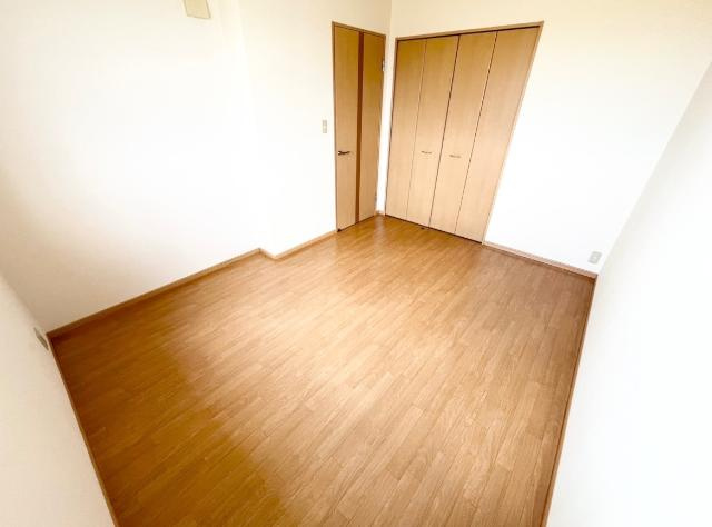 ＡＮＤ　ＯＮＥ　東棟の内装|リビング横洋室