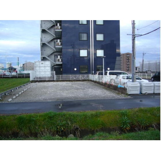 薮田南まつなみ駐車場の外観