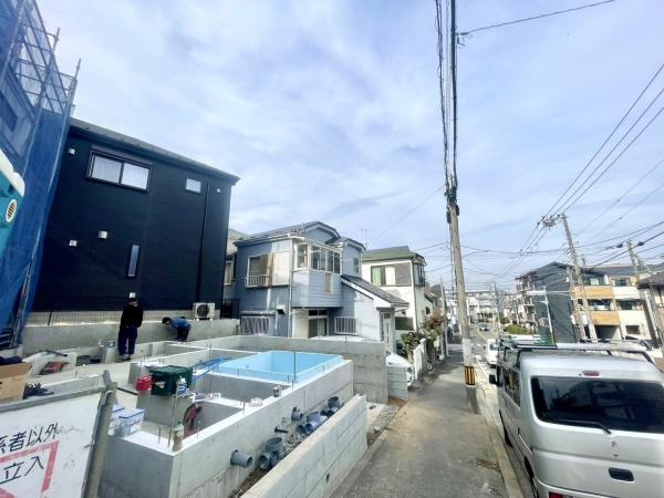 横浜市神奈川区松見町２丁目の新築一戸建の前面道路含む現地写真|現在建築中の為、同仕様物件もご案内をさせて頂きます。
お車でご自宅まで送迎承ります。