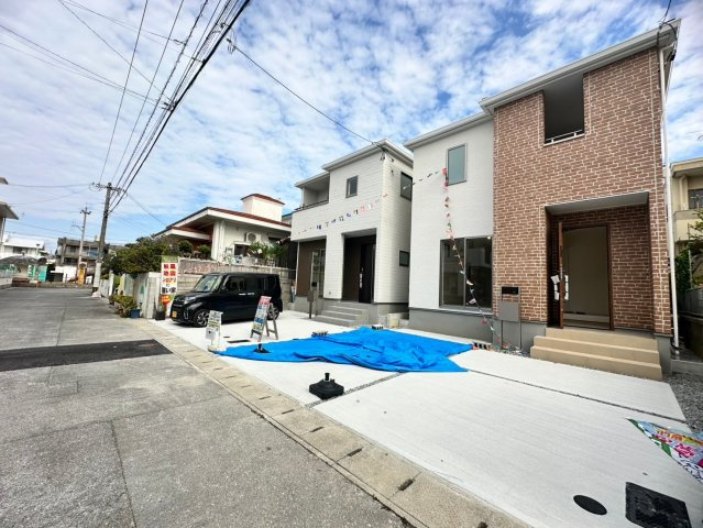 リーブルガーデン　沖縄市海邦（全2棟）の前面道路含む現地写真