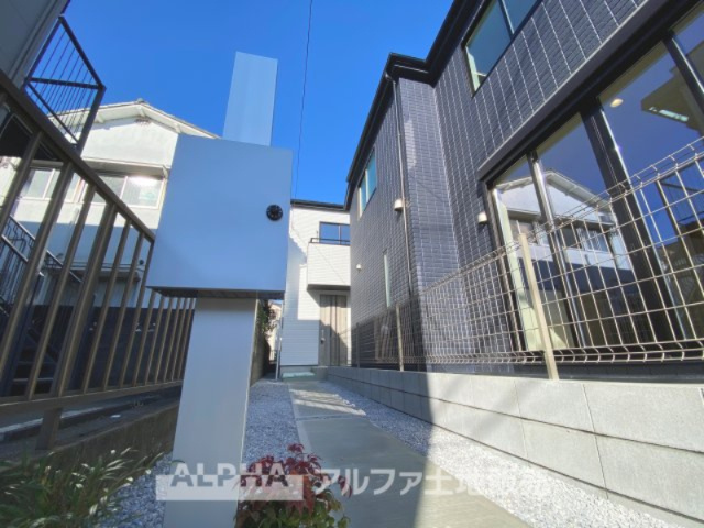 八王子市明神町1丁目新築戸建2棟の外観|【outward appearance】
◆時を忘れる場所◆みんなが集い、食事と楽しい会話が始まる。話に夢中になり、ついつい時を忘れ夜半過ぎになってしまう。そんな束の間の幸せを感じさせてくれる場所。