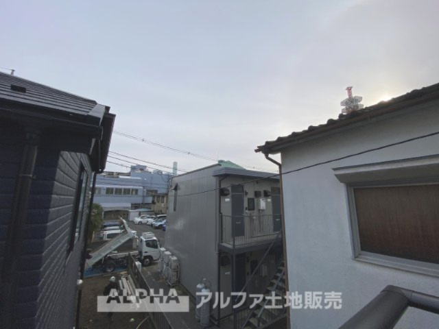 八王子市明神町1丁目新築戸建2棟の展望|【Balcony】
◆暮れなずむ空◆そっとルーフバルコニーから望むスクリーンは、夕映えに浮かぶ雲とオレンジ色に染まる街。どことなく切ないけれど僕達を優しく照らし家族を見守っていてくれている。
