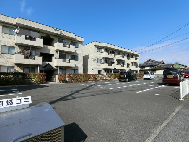グランメール旗ヶ崎Ⅱの駐車場
