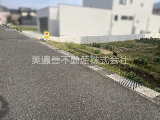 ６４７７２　岐阜市上土居土地の前面道路含む現地写真