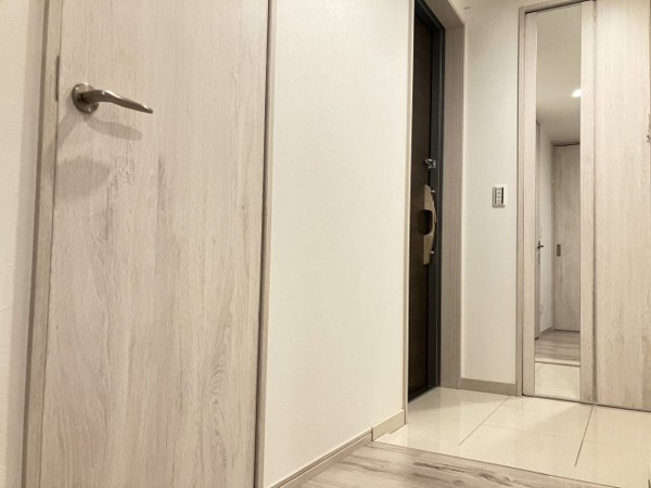 【玄関】 | 【玄関】明るい雰囲気の玄関！全身鏡付き！