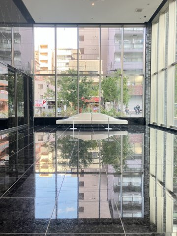 【その他共用部分】 | 【エントランスホール】シックなデザイン開放感のあるエントランスホール◎