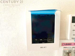 訪問者が来たときにテレビ画面で確認できるため、安心してドアを開けられます。録画機能があるものもあり、留守中に来訪者を記録しておくことができます。利便性が高く、セキュリティ面でも安心です