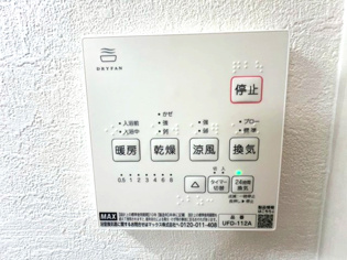 常に新鮮な空気を室内に供給し、室内の換気を効果的に行います。湿気やニオイ等を排出し、健康な環境を維持。快適な室内温度と湿度を調整し、エネルギー効率も向上。居住空間の快適性と健康面の改善が期待できます。