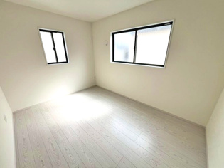 明るい色合いのフローリングとクロスを使用した洋室は家具やインテリアとも調和しやすく空間が広く感じられ開放感を生み出します。自然光を効果的に反射し、室内を明るく保つため、日中の照明使用を抑えられます。