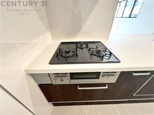 多数の調理器具を同時に使用でき、料理の効率化が可能。省エネで節約になり、様々な料理スタイルに適応できます。また、火力調整が独立しており、手入れや掃除もしやすく、今よりもっとお料理が楽しくなるかも。