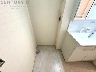 洗濯物の仕分け作業がしやすく、整理整頓が容易になります。洗濯音や湿気を他の部屋に持ち込まず、生活環境を快適に保ちます。上部を活用すれば収納スペースを確保でき洗剤や洗濯用品の整理もしやすくなります。