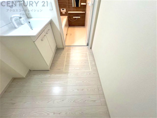 衣服の収納や脱ぎ着や整理整頓がしやすく、湿った衣類を乾燥させるスペースがありカビや臭いの発生を防ぎます。床の汚れを他の部屋に持ち込まず清潔を保つことができます。また快適な入浴環境の整備にも役立ちます。