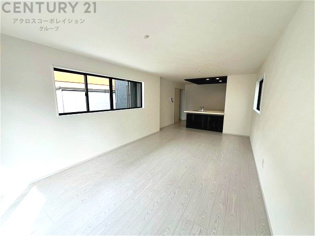 リビングダイニングは家族や友人とのコミュニケーションを楽しむ場所でくつろぎながら食事や会話を楽しめ、多目的に利用できリラックスできる空間です。家庭内の中心として機能し、快適な生活をサポートします。