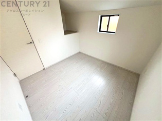 明るい色合いのフローリングとクロスを使用した洋室は家具やインテリアとも調和しやすく空間が広く感じられ開放感を生み出します。自然光を効果的に反射し、室内を明るく保つため、日中の照明使用を抑えられます。