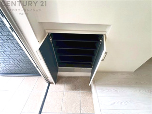 シューズ収納つきの玄関スペースです