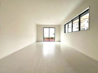 約18.3帖の広々としたLDKになります。南・西・北の三方に開口部のあるリビングスペースには、日中明るい日差しが入り白を基調とした明るい建具・クロスにより、より室内を明るくしてくれます♪