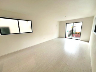 約18.3帖の広々としたLDKになります。南・西・北の三方に開口部のあるリビングスペースには、日中明るい日差しが入り白を基調とした明るい建具・クロスにより、より室内を明るくしてくれます♪