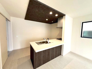 シンプルなデザインと使いやすさを兼ね備えた対面式システムキッチンは、効率的な作業スペースを提供し、家族やゲストとのコミュニケーションを促進します。