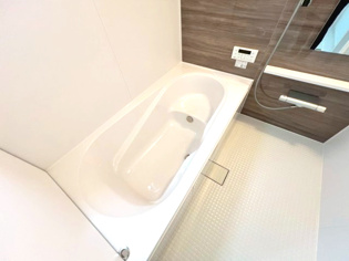 ユニットバスは省スペースでありながら、シンプルな設計と使いやすさを備え、簡便なメンテナンスが可能です。大きな窓付きで換気にも便利です。またミラー・小物置き場もあり便利です。