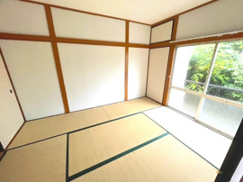 畳の上でゆっくりとくつろげる和室です