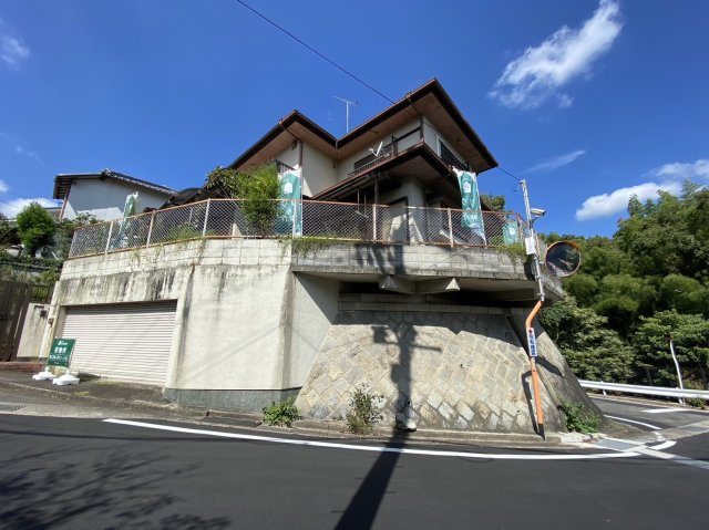 向日市物集女町北ノ口　の前面道路含む現地写真|阪急京都線「洛西口」駅まで徒歩約20分。
北ノ口緑地まで徒歩約1分の緑溢れる住宅地。