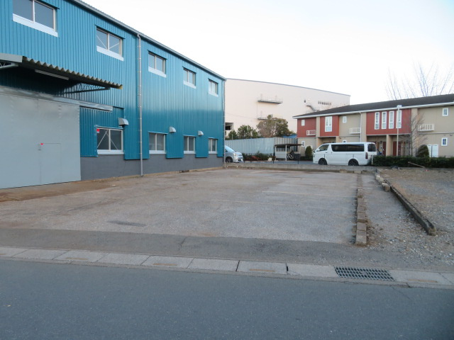 上尾市大字領家の倉庫の駐車場