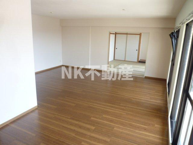 【居間・リビング】 | レジェーロ永和（河内永和賃貸） | ゆったり過ごせるリビングです