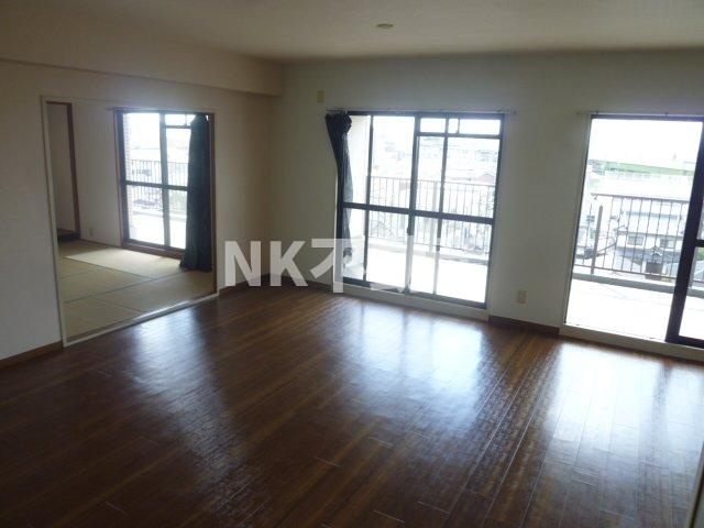 【居間・リビング】 | レジェーロ永和（河内永和賃貸） | ゆったりとしたリビングです