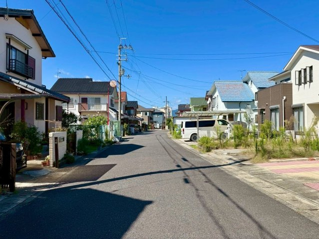 守山市水保町　中古戸建ての前面道路含む現地写真