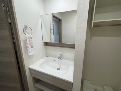 【洗面所】 | Ｌａ　ｍａｉｓｏｎ青木町Ⅰ | 明るい洗面所です