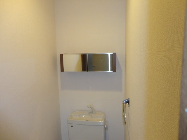 グランコート王喜の収納|鏡面付き収納棚