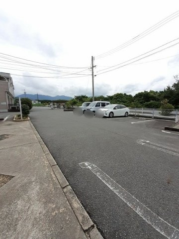 ソレアードエムＢの駐車場