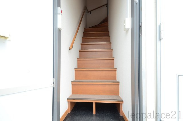 レオパレス丸の内の玄関