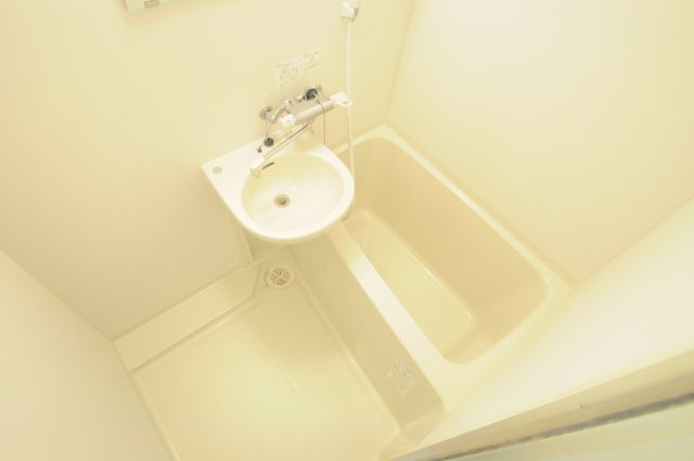 レオパレスシェモア長府の浴室