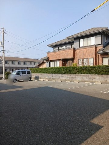 カーサプラシードの駐車場