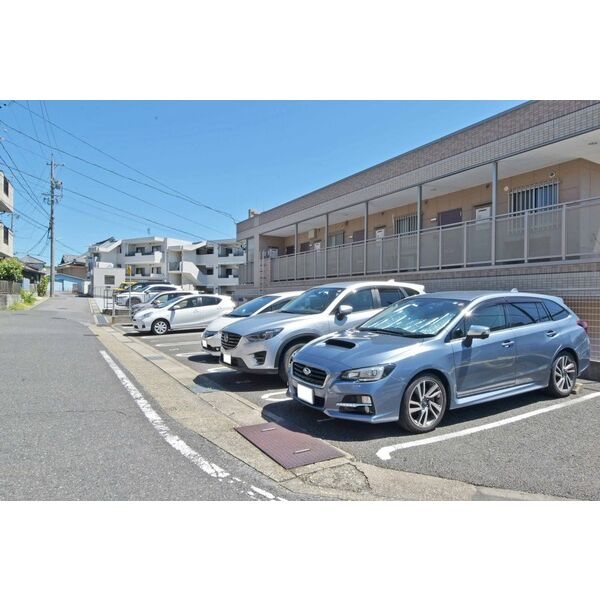 イル・ボヌールの駐車場|明るい玄関です