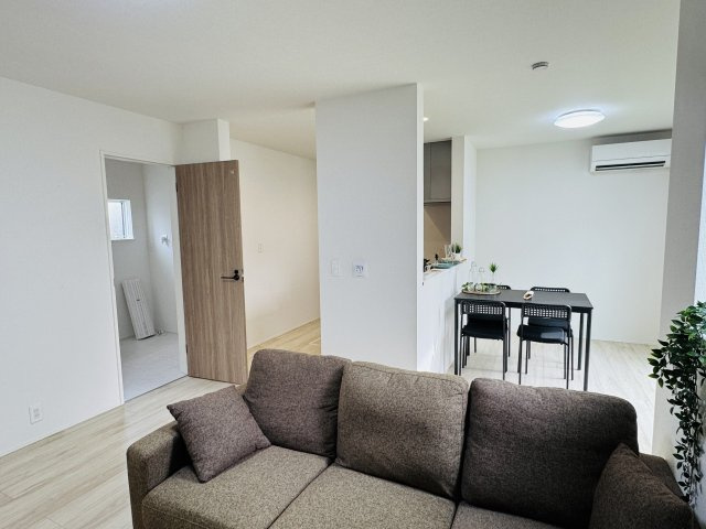 八王子市　西寺方町　新築一戸建て　２４ー２期の居間・リビング|～16.0帖の明るいLDKで、家族団欒の時間をお過ごしいただけます～