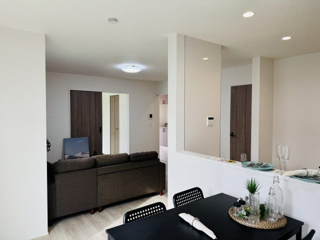 八王子市　西寺方町　新築一戸建て　２４ー２期の内装|～16.0帖の明るいLDKで、家族団欒の時間をお過ごしいただけます～