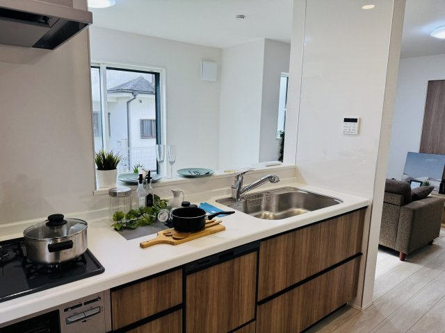 八王子市　西寺方町　新築一戸建て　２４ー２期のキッチン|～リビング側の家族とコミュニケーションをとりやすいキッチンです～