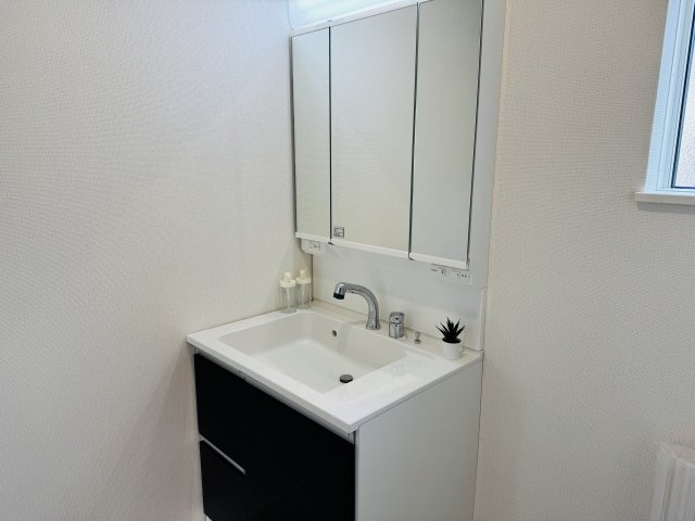 八王子市　西寺方町　新築一戸建て　２４ー２期の独立洗面台|～３面鏡付きの独立洗面台　細々している物をスッキリ収納出来ます～