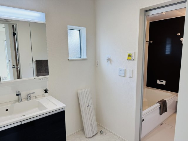 八王子市　西寺方町　新築一戸建て　２４ー２期の脱衣所|～窓付きで明るい洗面所　換気もしやすいです～